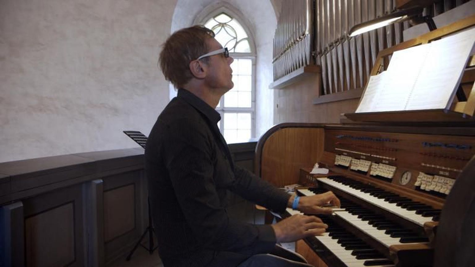 Viirusekandur Kalev Rajangu organistipuldis