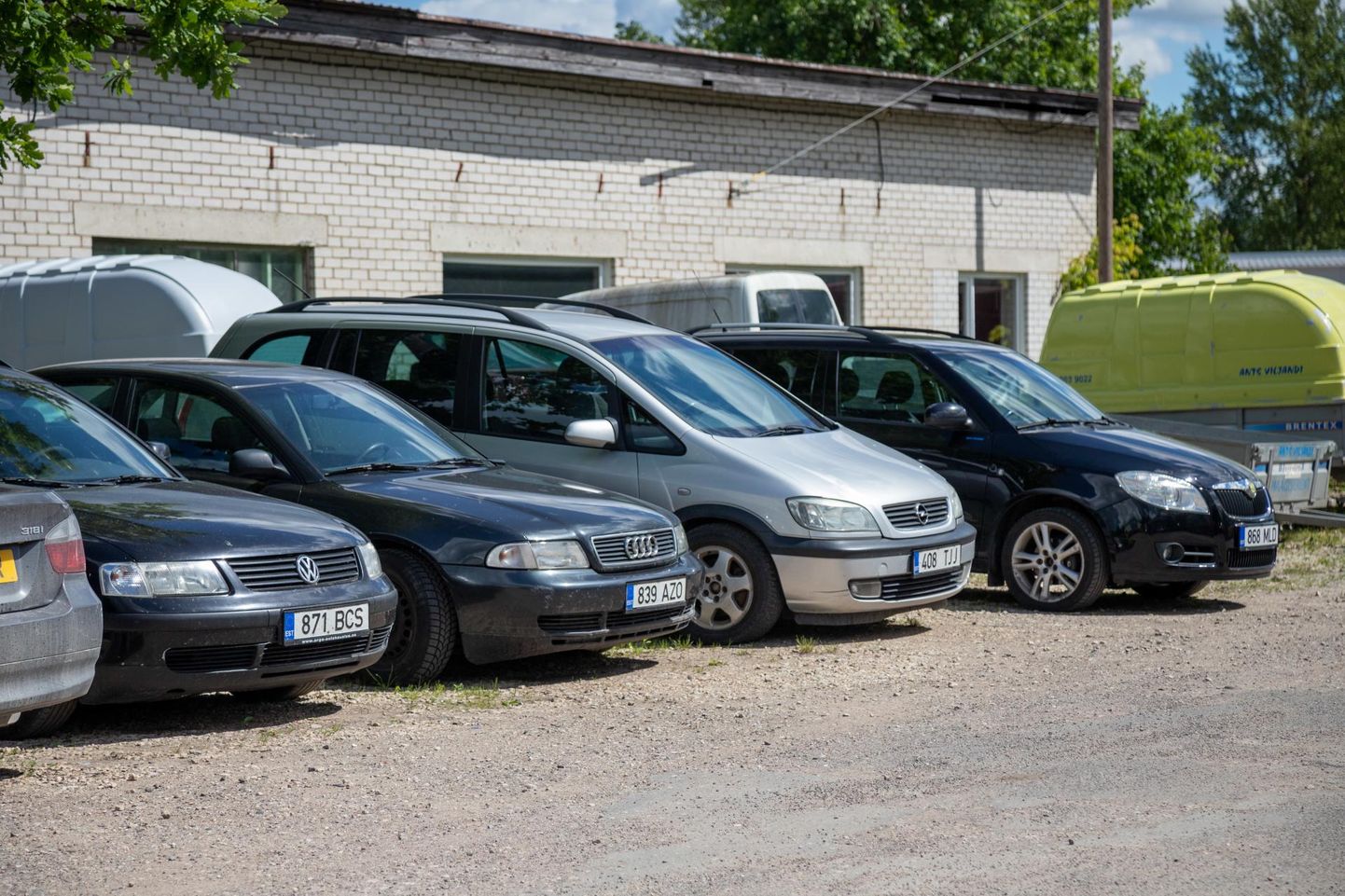 Osaühingu Ants Viljandi platsil seisis neljapäeva pärastlõunal mõni auto, mis ei olnud veel välja üüritud.