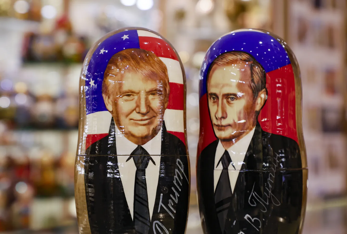 Матрешки с изображением Дональда Трампа и Владимира Путина.