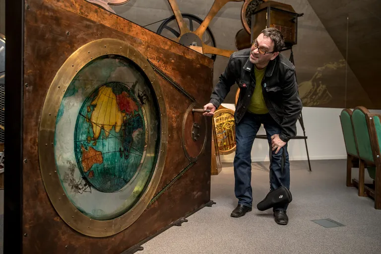 Filmimuuseum. Selliste masinate abil tekitati liikumise illusiooni enne kinematograafi leiutamist.