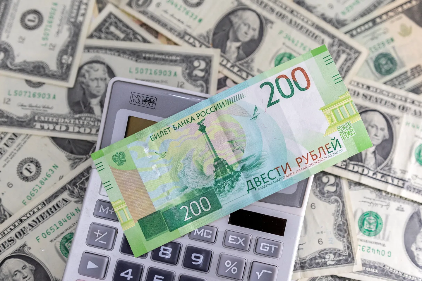 Vene rubla USA dollarite taustal.