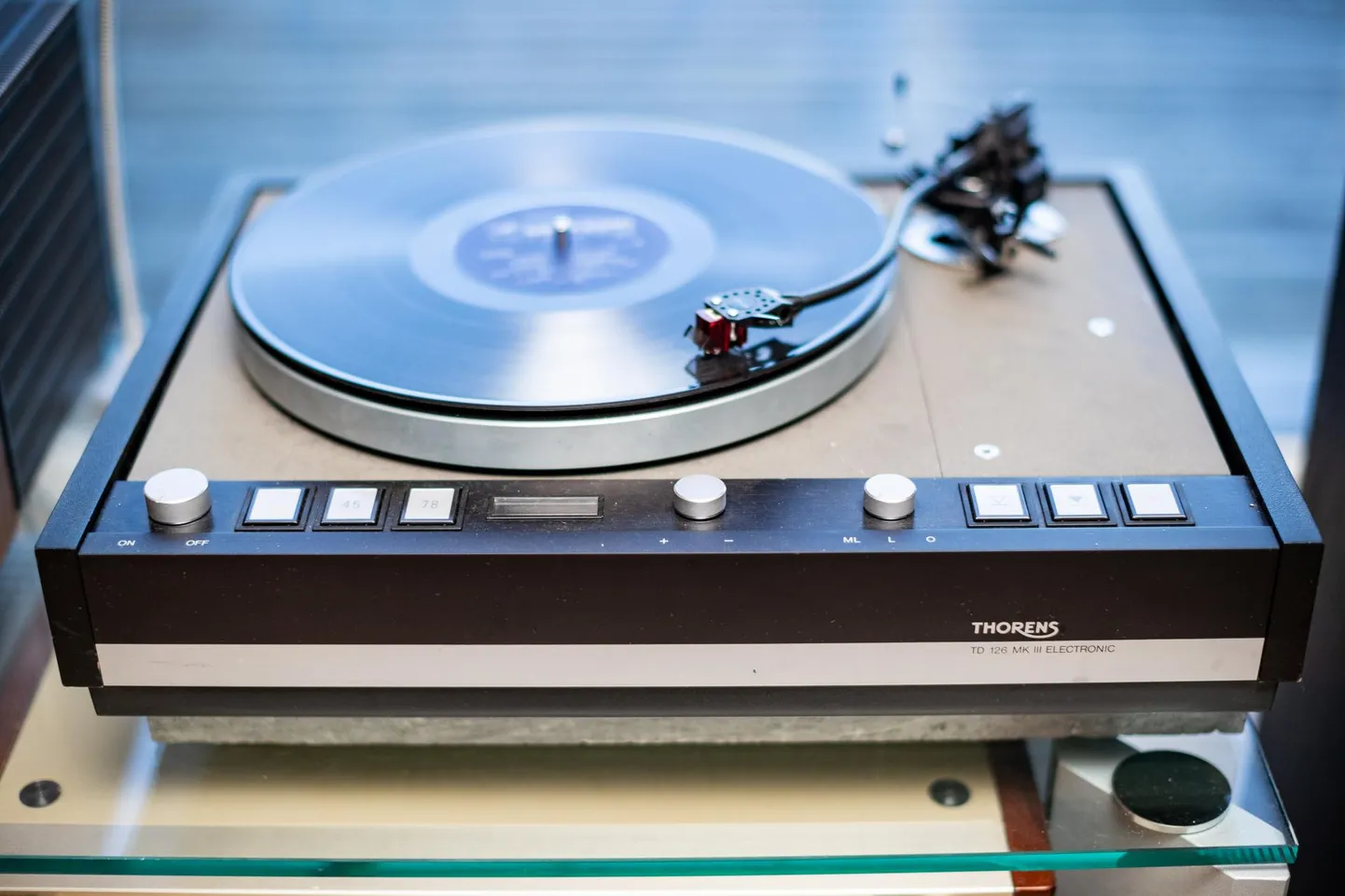 Thorens, Garrard, Sansui, Dual, Denon on kõik väärikad plaadimängijad.