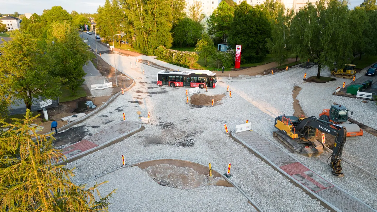 Ravila ja Ilmatsalu tänava ristmikul peaks töö lõppema juulis.