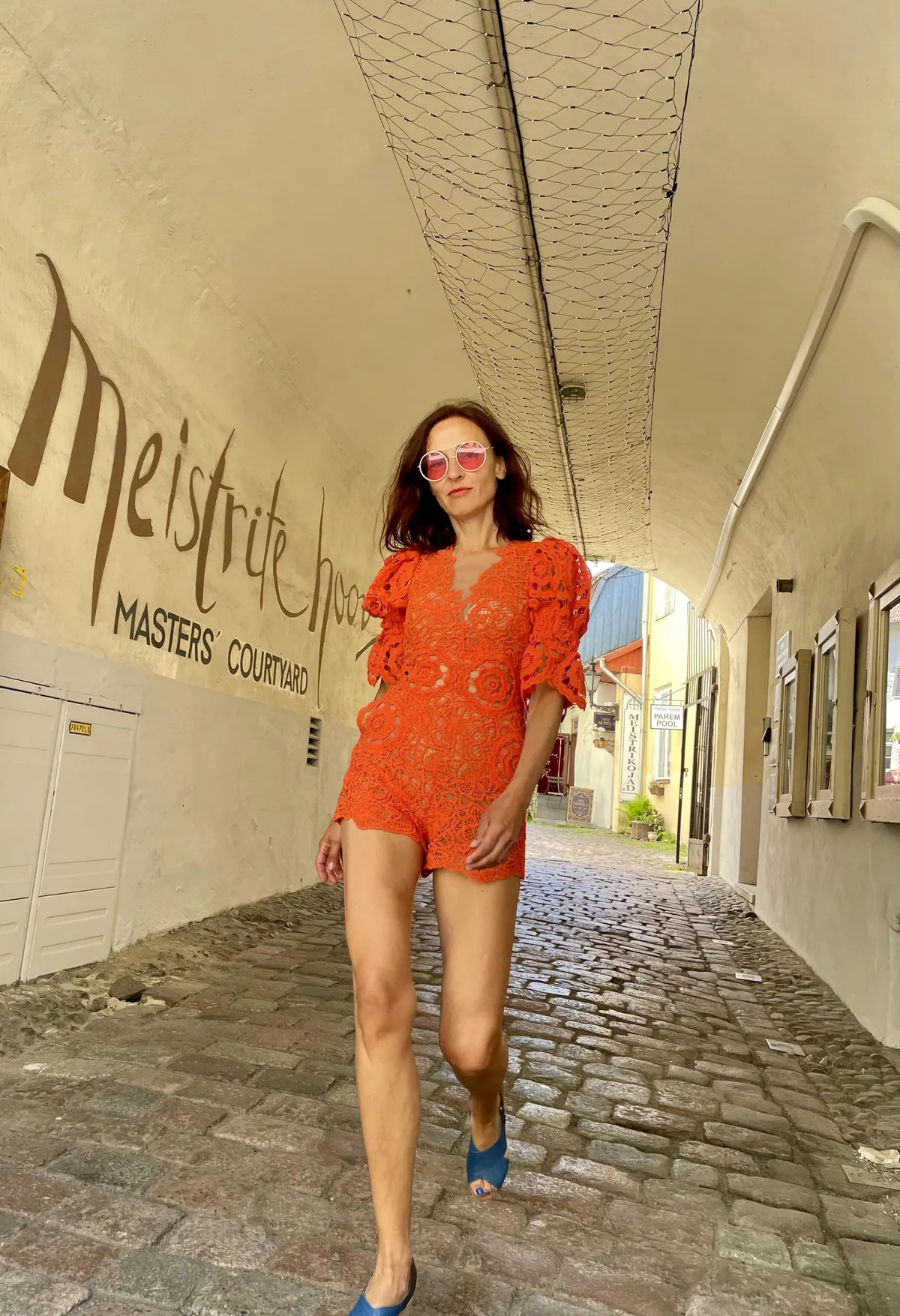 Merit Boeijkens 
stilist ja romantikadisainer
Minu suvine lemmikriideese on jumpsuit ehk maakeeli pükstükk. Mulle meeldib riietuses kokteil vastandlikest komponentidest, nagu sport ja romantika ning glamuur ja casual. Kellele siis ei meeldiks kanda rõivast, milles tunned end mugavalt ja mis pealekauba ei kortsu? Ja mis seal salata, kui valida nii silmatorkav riideese nagu apelsinikarva pükstükk Kristina Viirpalu loomingust, siis teadmine, et tegu on ainueksemplariga, on tõeline privileeg.