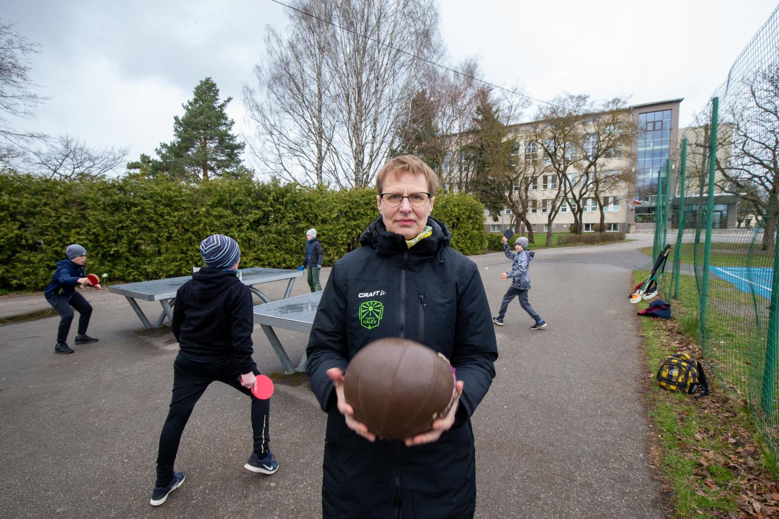 Eile õhtul kohtus Tamme kooli ees Tartu spordiseltsi Kalev treener Svea Onno noorte lauatennisistidega, keda nägi viimati märtsis.