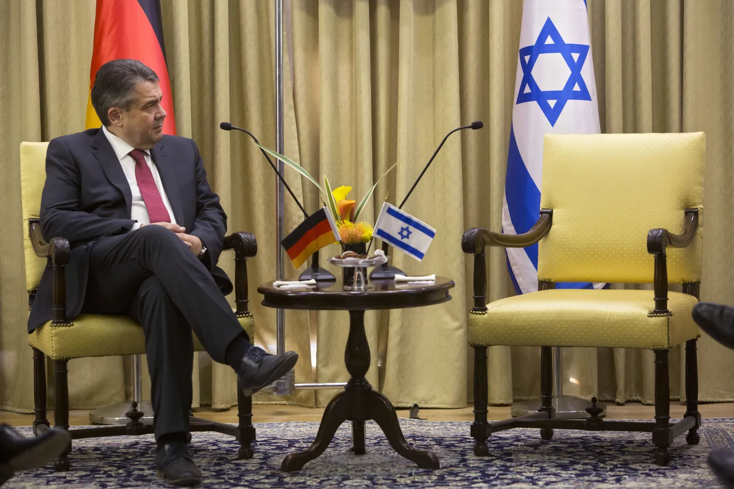 Saksa välisminister Sigmar Gabriel ja tühi tool. Õige pea tuli sinna istuma siiski Iisraeli riigipea Reuven Rivlin. Foto on tehtud Jeruusalemmas presidendi residentsis.