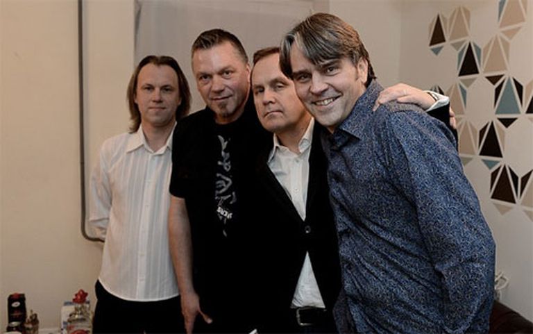 Pēc 22 gadu pārtraukuma uz vienas skatuves atkal kopā muzicēja grupas 1987. gada modelis - bundzinieks Guntars Račs, Ainars Mielavs, ģitārists Gints Sola un basģitārists Aivis Kalvāns 