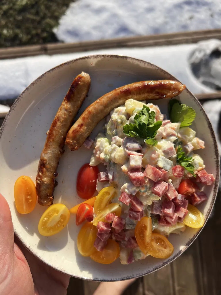 Kartulisalat kadakajuustuse poolsuitsuvorstiga.