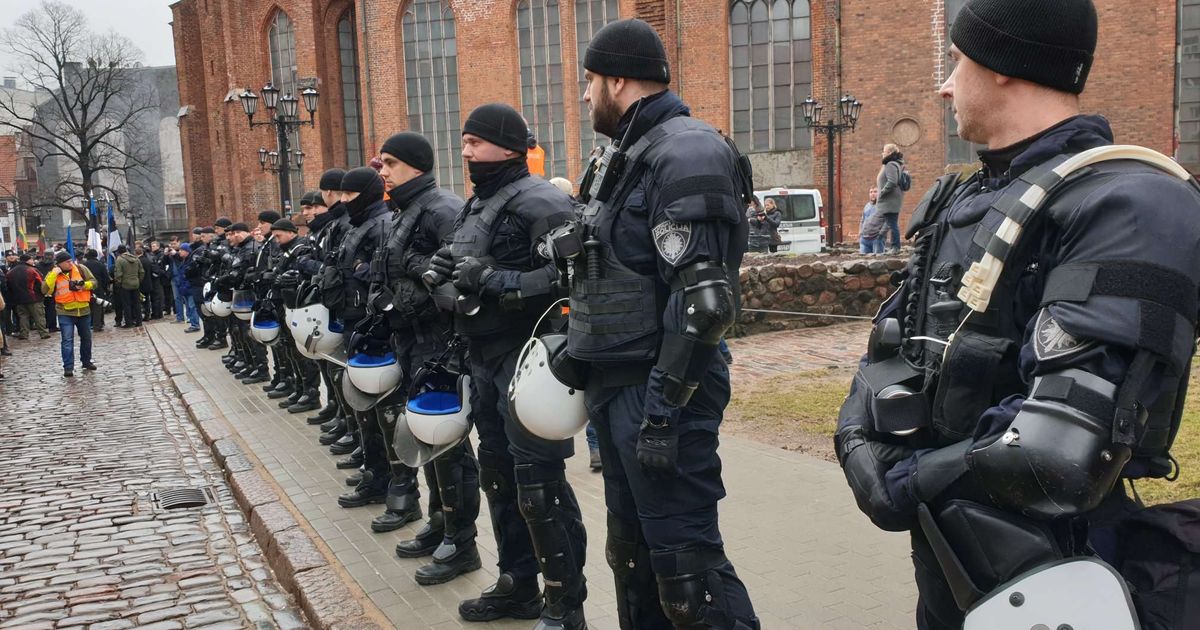 Судебная полиция. Полиция Латвии фото. Оружие полиции Латвии. Полицейские Рига фото. Имперский суд и полиция.