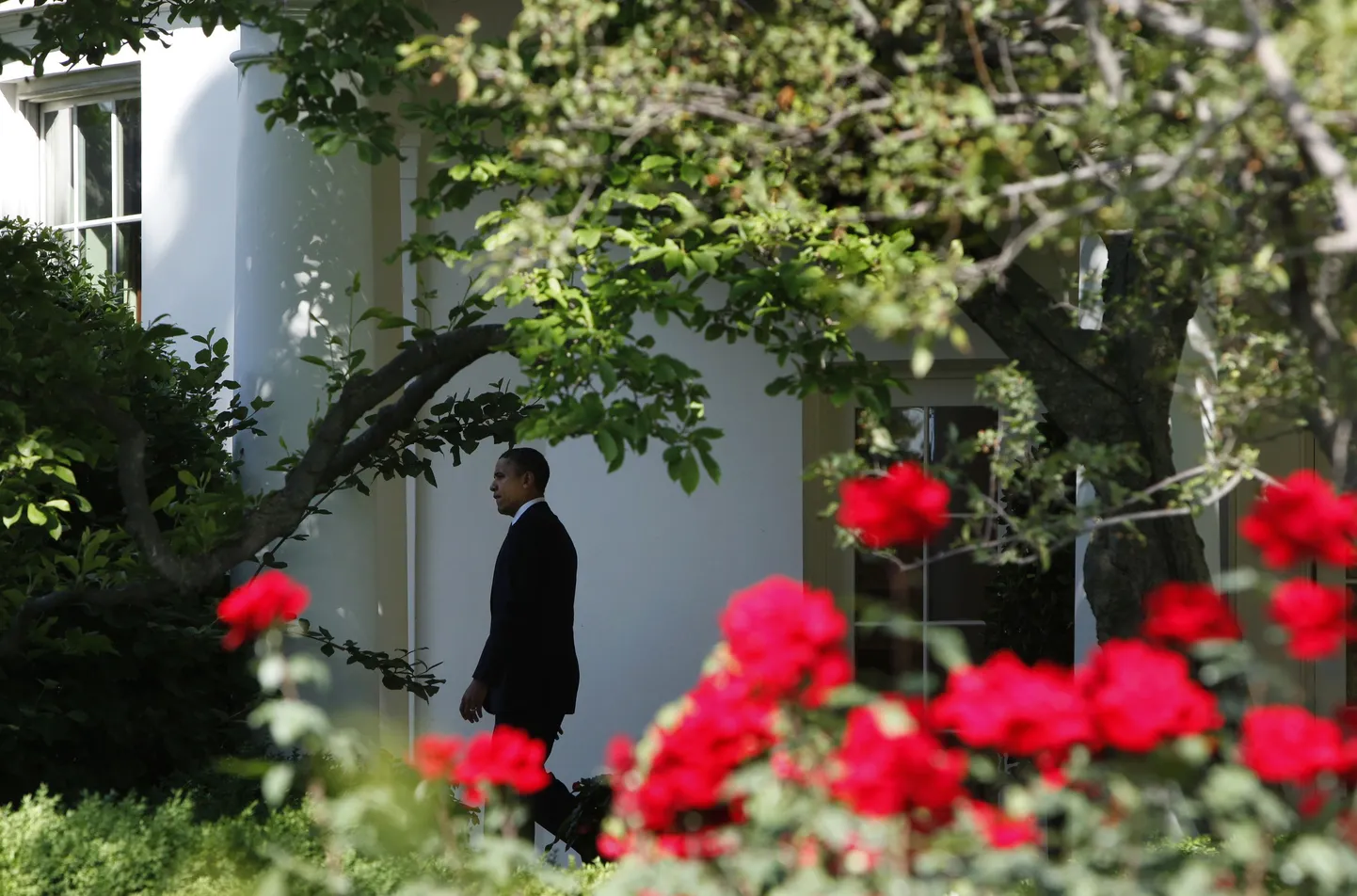 Barack Obama lahkub Valges Majas olevast Ovaalkabinetist.