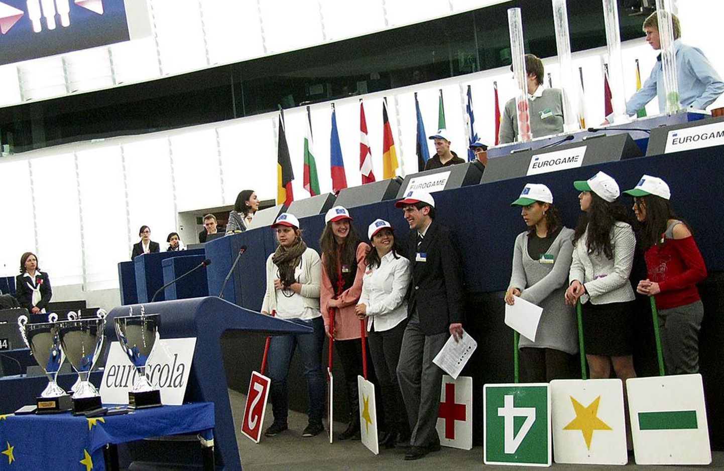 Punkti Euroscola päevale europarlamendis pani mälumäng „Eurogame”. Keskel roosas Alli-Liis Vandel.