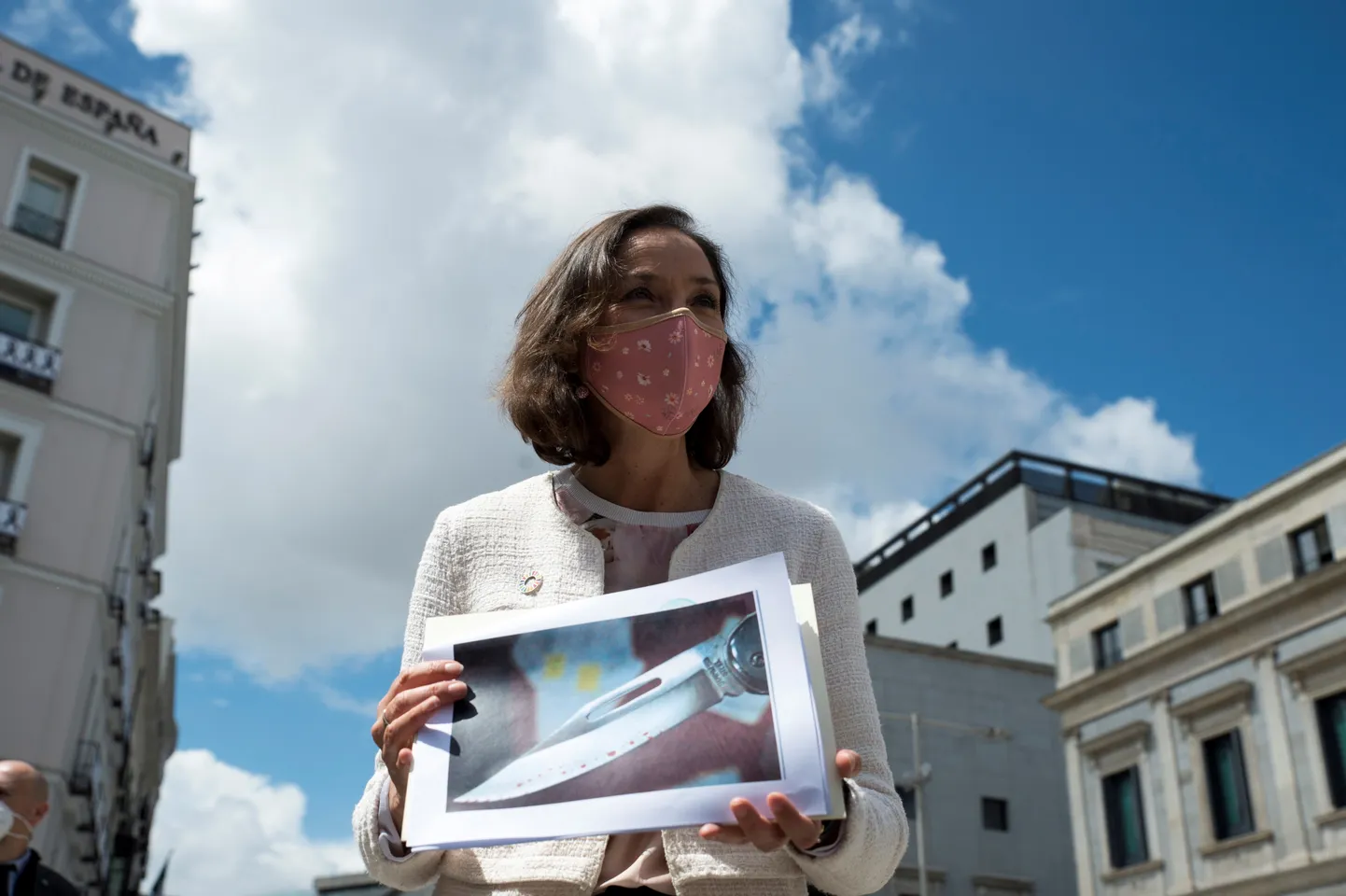 Hispaania tööstus-, kaubandus- ja turismiminister Reyes Maroto näitab fotot talle saadetud punaste plekkidega noast.