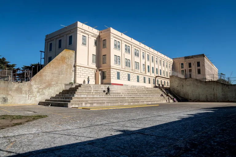 Vange lasti sellele väljakule nädalavahetustel ja riigipühadel kuni viieks tunniks. Mehed mängisid pesapalli ja malet ja tegelesid muude asjadega. Tihti muutis aga külm ja tugev tuul õues viibimise ebamugavaks.