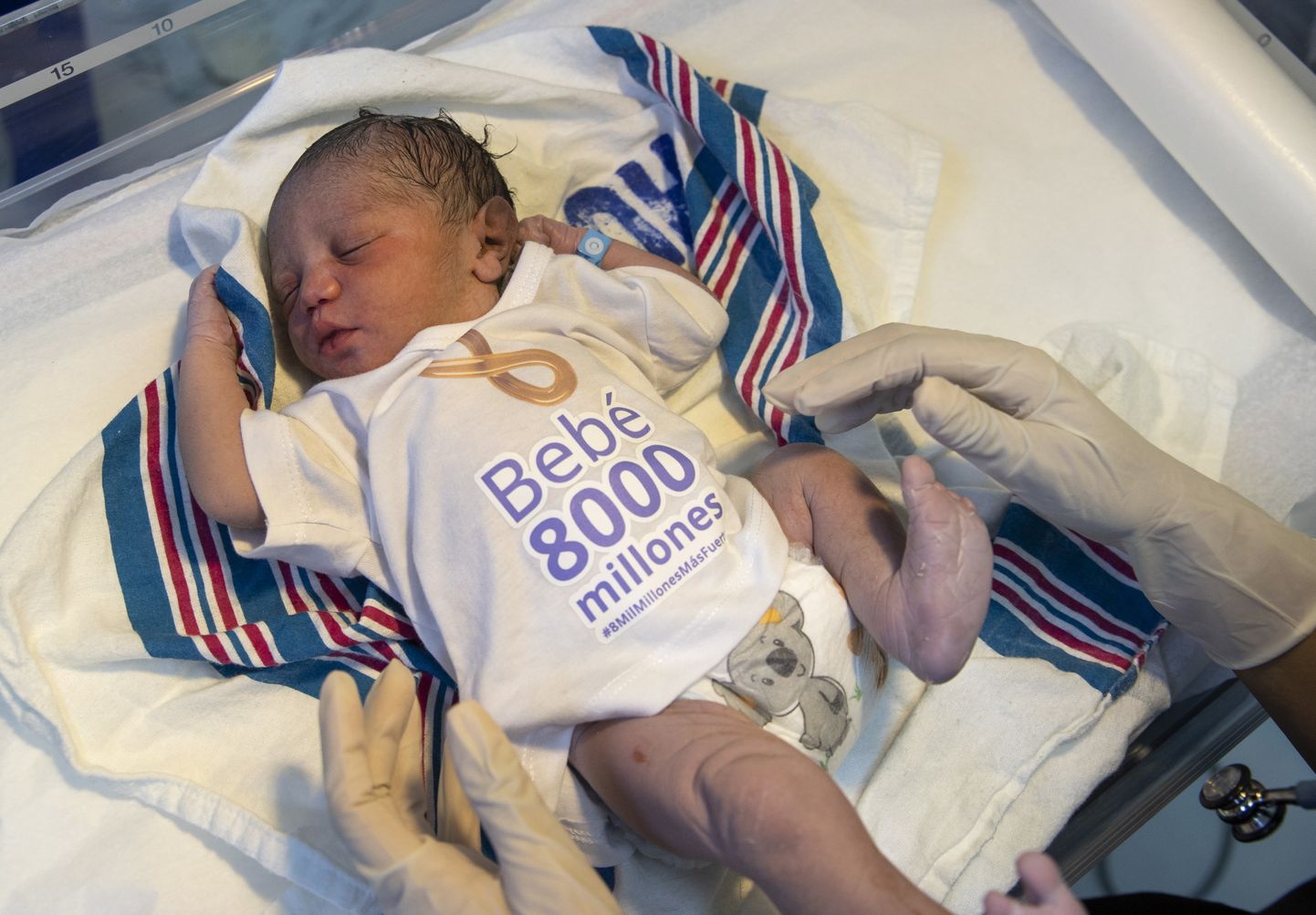Sümboolse 8 miljardenda lapse särgiga beebi täna Dominikaani Vabariigis.