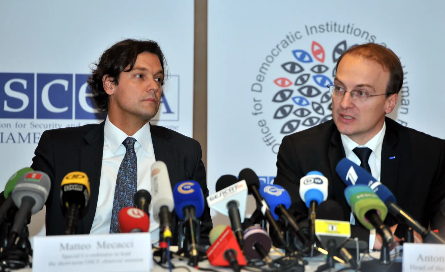 OSCE vaatlusmissiooni koordinaator Matteo Mecacci (vasakul) ja OSCE Demokraatlike Institutsioonide ja Inimõiguste büroo vaatlusmissiooni juht Antonio Milošoski täna Minskis pressikonverentsil.