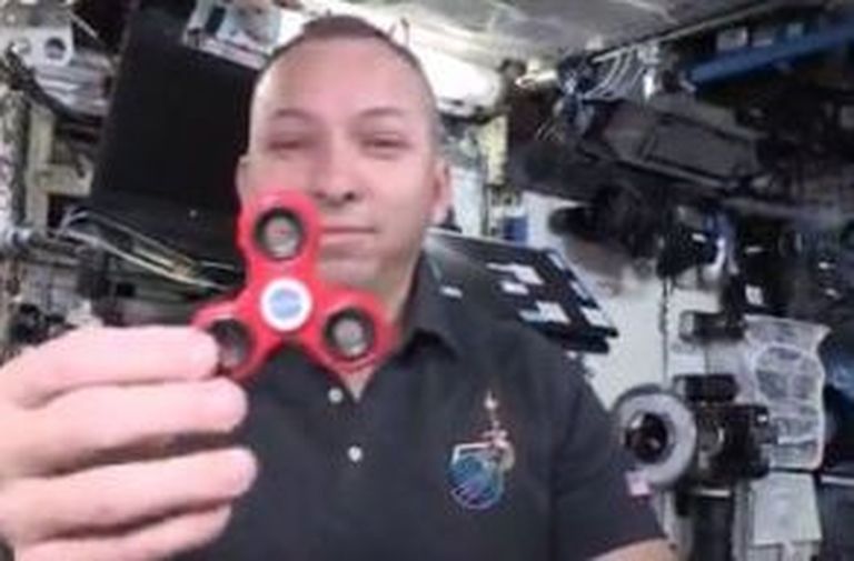 USA astronaut Randy Bresnik sõrmevurriga