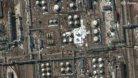 Krimā apturēta dzelzceļa satiksme, bet Jaroslavļas naftas pārstrādes rūpnīcā izcēlies ugunsgrēks