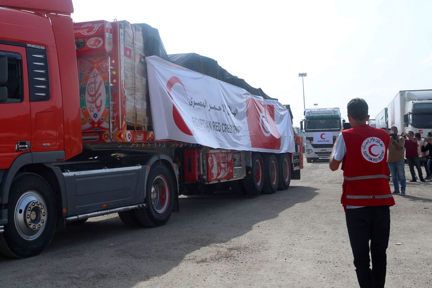 Vabatahtlik vaatamas pealt, kuidas veoautode kolonn, mis veab humanitaarabi, sõidab Gazasse oktoobri lõpus. Pilt on illustreeriv.