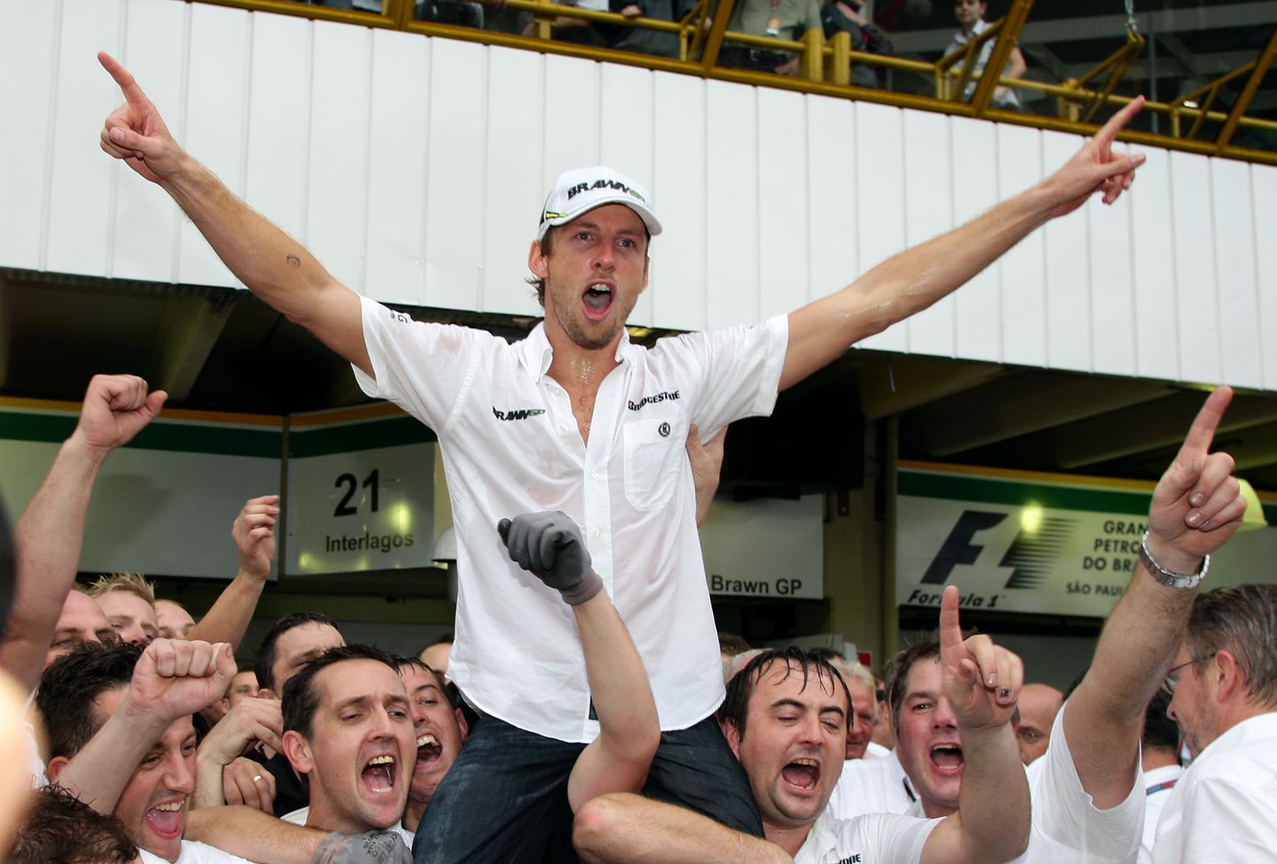 Jenson Button 2009. aastal maailmameistritiitlit tähistamas.