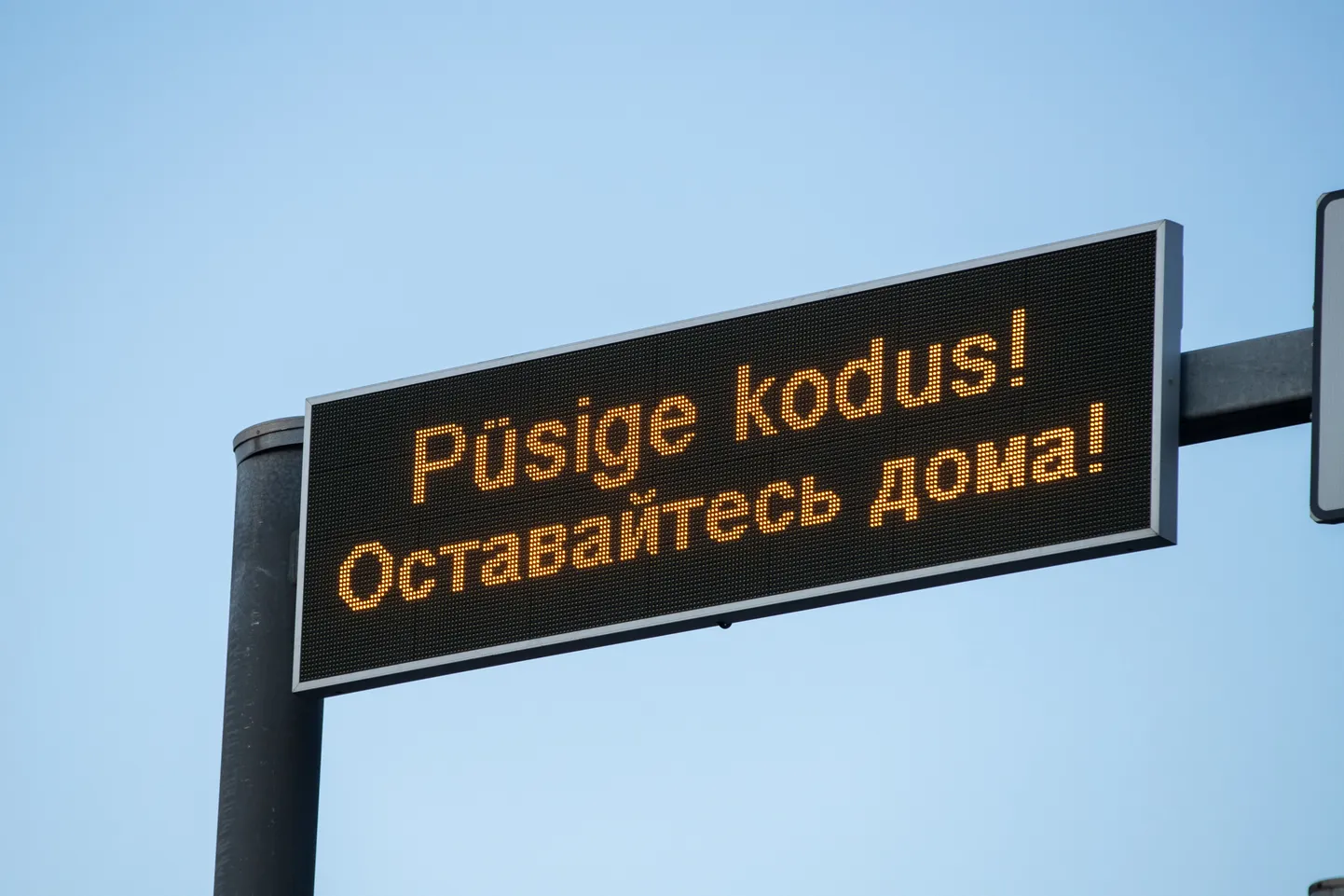 Üleskutse püsida kodus infotablool liikluses. Püsige kodus, püsi kodus