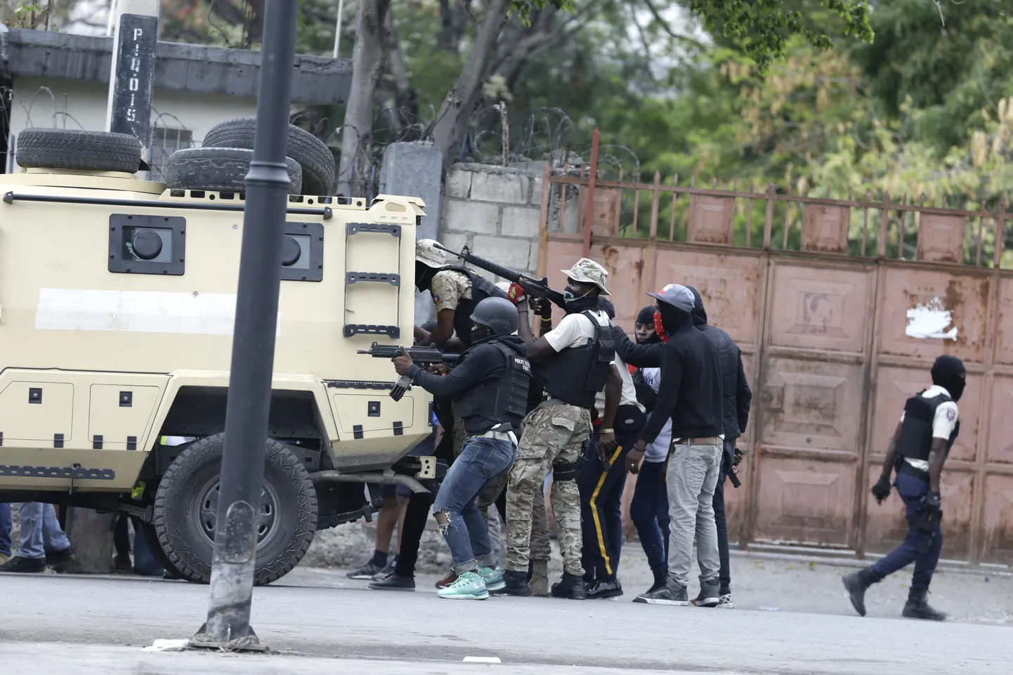 Töötingimuste vastu protestivad Haiti politseinikud armee peakorterit ründamas.
