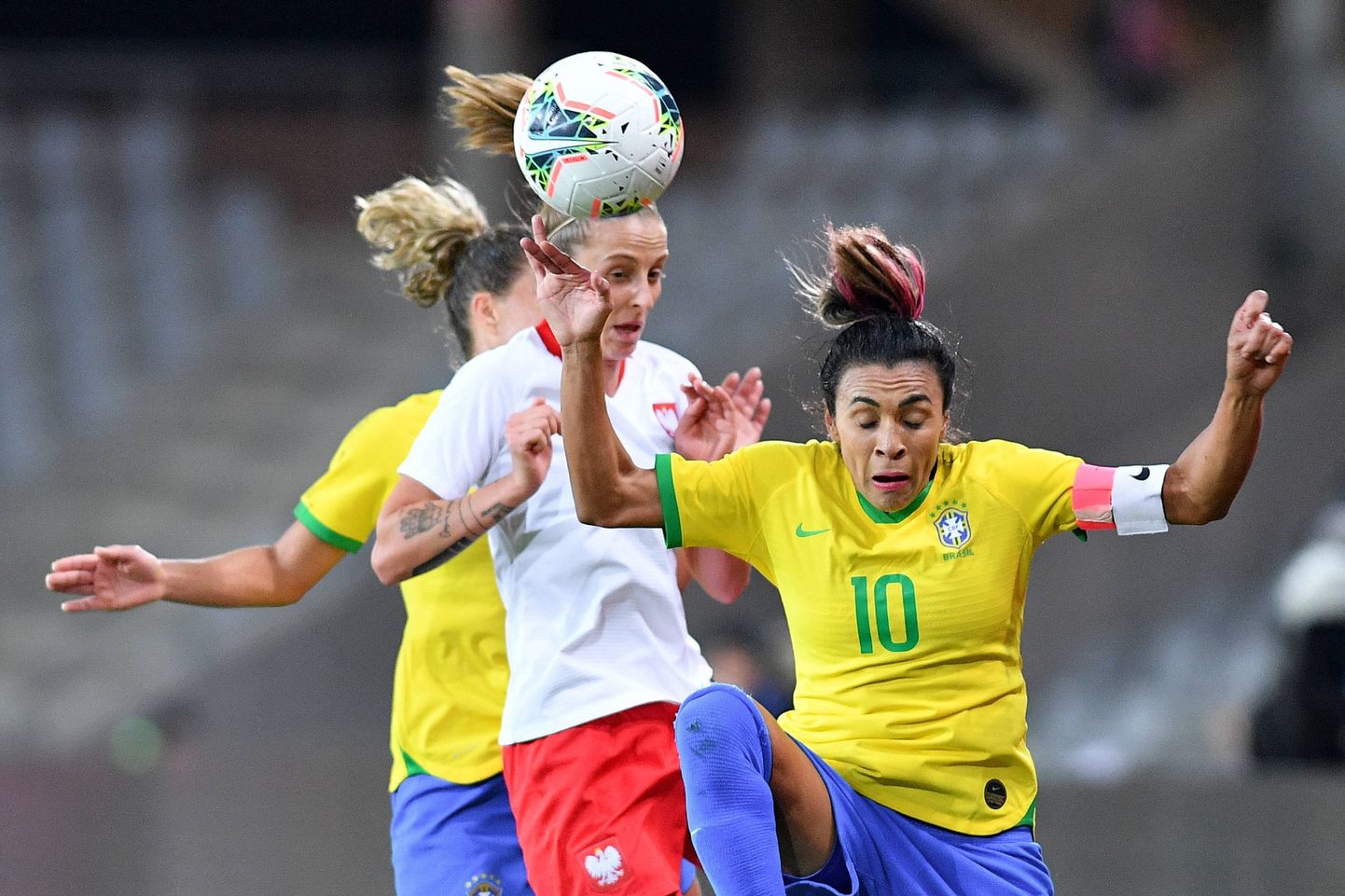 Brasiilia naisjalgpallur Marta Vieira da Silva (nr 10) kihlus naiskonnakaaslasega.