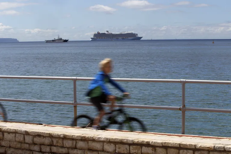 Kruiisilaeva Odyssey of the Seas viiel meeskonnaliikmel tuvastati koroonaviirus ja laeva ei lubatud Mallorca saare Palma sadamasse