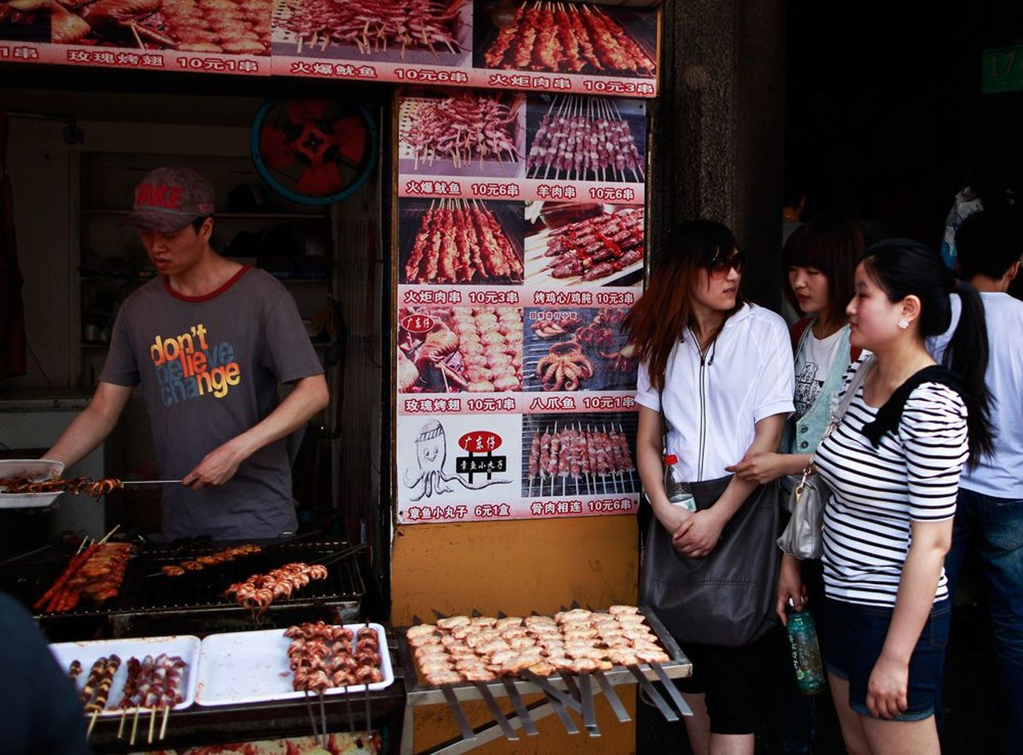 Ahvatlev liha Shanghai tänavatel jääb ujujatel seekord proovimata.
