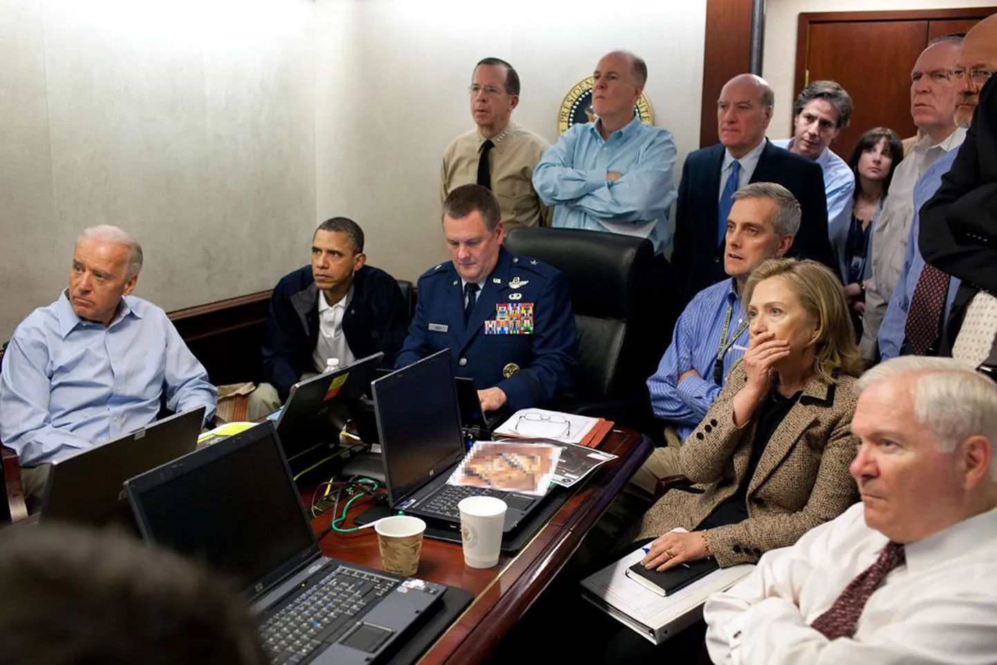 USA juhtkond jälgis Valgest Majast satelliidi vahendusel reaalajas Osama bin Ladeni tapmisega kulmineerunud haarangut. Fotol on president Barack Obamaga (vasakult teine) koos asepresident Joe Biden (vasakul), kaitseminister Robert Gates (paremal) ja välisminister Hillary Clinton (paremalt teine) ning kõrgeimad sõjaväelased ja julgeolekunõunikud.