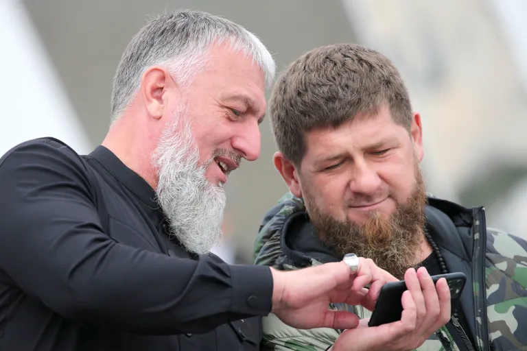 Адам Делимханов делится с Рамзаном Кадыровым знаниями, которые позволяет получать смартфон.