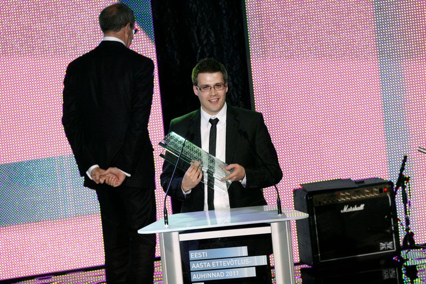 Fortumo kaasasutaja Martin Koppel (paremal) hoiab konkursi «Ettevõtluse auhind 2011» peavõitja karikat, mille andis talle üle president Toomas Hendrik Ilves.