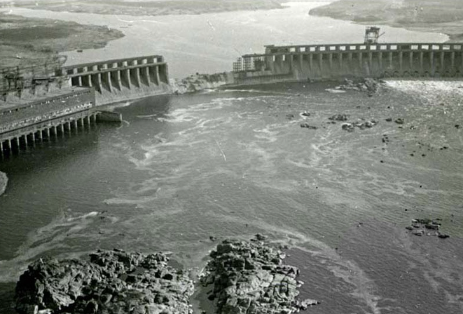 Dnepri hüdroelektrijaam pärast õhkimist 1941. aasta augustis
