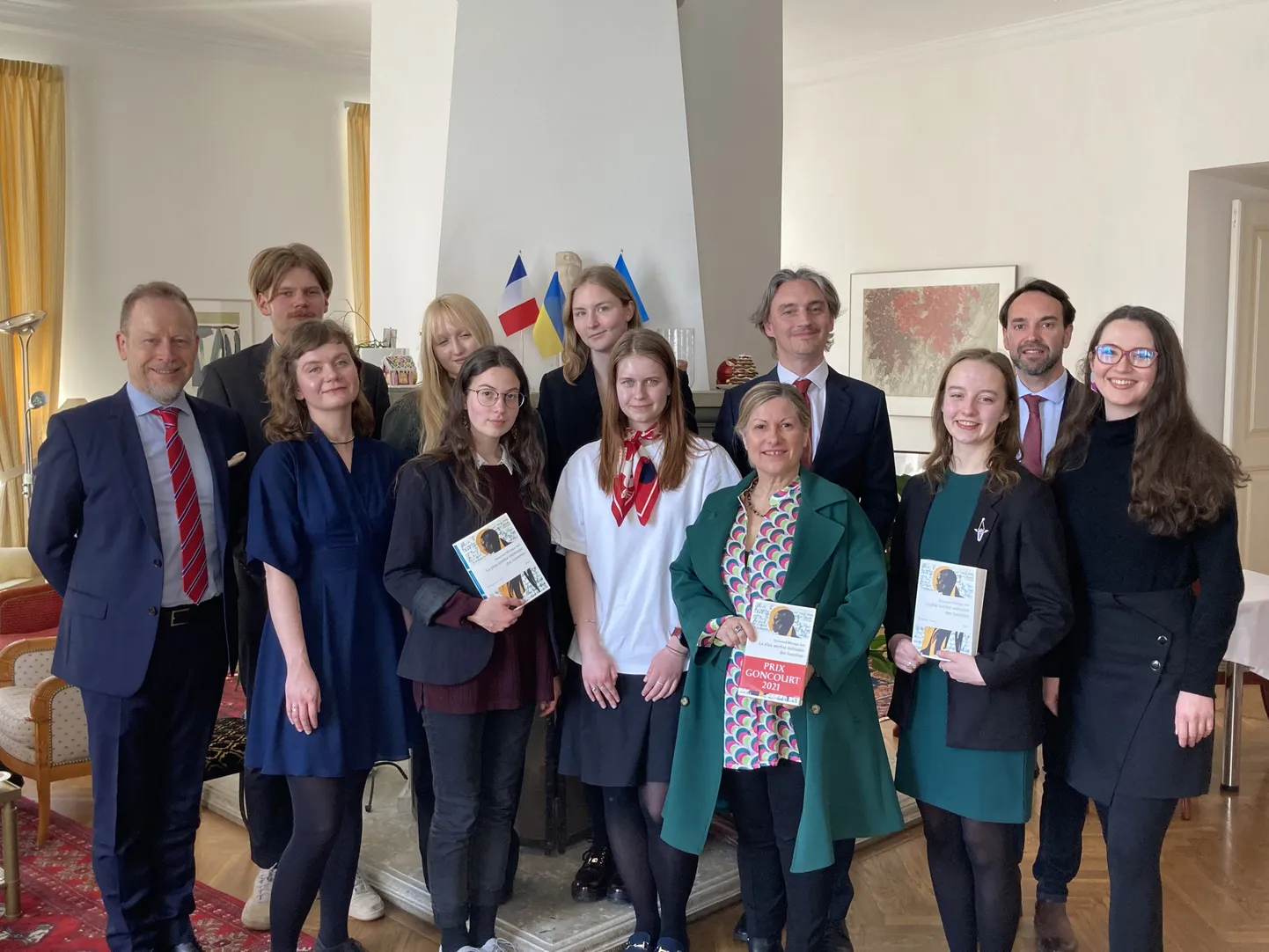 Goncourt'i Eesti valiku žürii koos Prantsuse suursaadiku Éric Lamouroux', žürii esimehe Guillaume Raboutot' ja Prantsuse Instituudi direktori Éric Bulteliga.