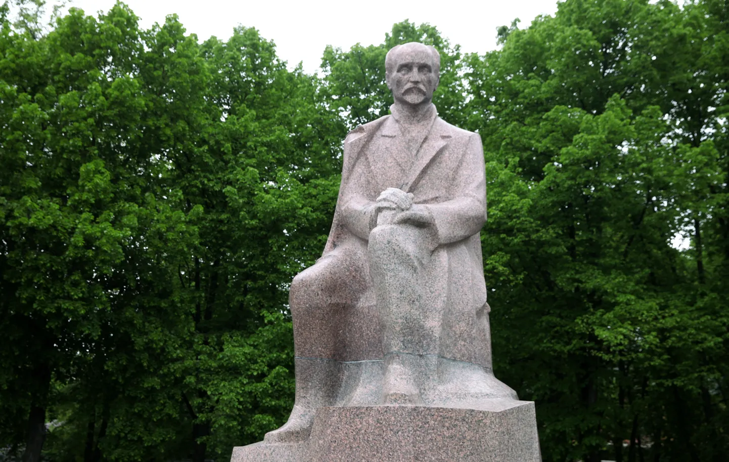 Raiņa piemineklis Esplanādē.