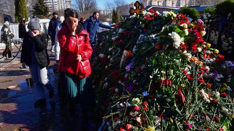 Тысячи людей третий день подряд несут цветы на могилу Навального