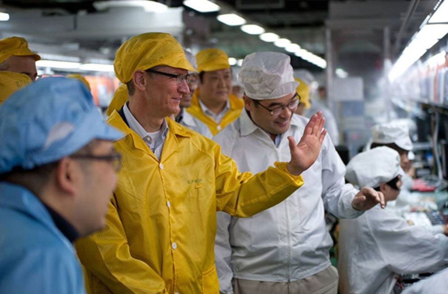 Apple’i tegevjuht Tim Cook praegu veel 
Hiinas Zheng­zhous asuvas tehases iPhone’ide tootmisega tutvumas.