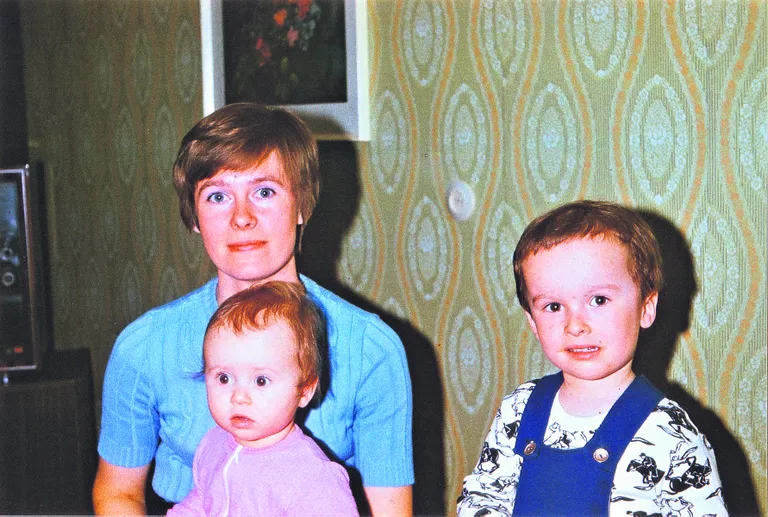 Годовалая Кая с мамой Кристи и братом Юло в 1978 году.