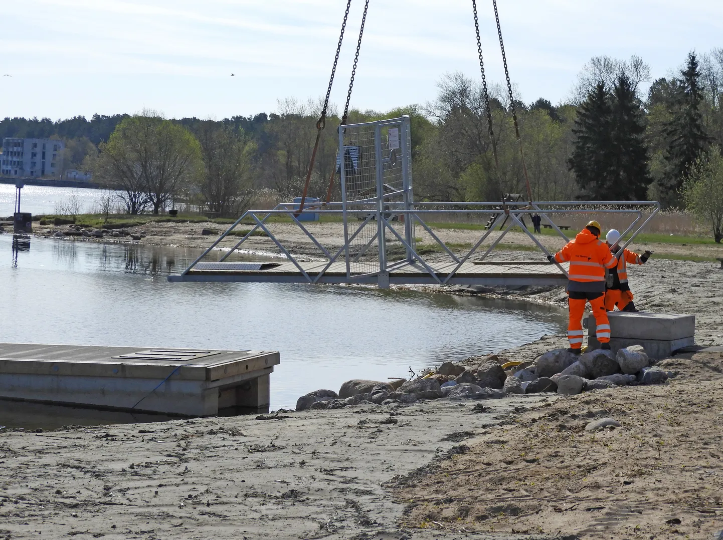 Aprillis ja mai alguses tehti Narva-Jõesuu sadamas viimased ehitus- ja montaažitööd ning praeguseks on kõik juba valmis. Euroopa regionaalarengu fondi raha eest heakorrastati sadama territoorium ning ehitati ujuvkai ja slipp. Territooriumile rajati välisvalgustus, ehitati parkla, jahtide hoiuala, paigaldati istepingid, lipumastid, urnid ja rattahoidik. Sadamas on loodud tingimused joogivee, elektrienergia ja kütusega varustamiseks, võetakse vastu sorditud olmeprügi, fekaalvett, pilsivett ja õlijäätmeid. Kesk-Läänemere programm toetas vee-, elektri- ja reovee käitlemise süsteemide rajamist, linnakai rekonstrueerimist, sadamahoone ja tankla ehitust, ilmajaama paigaldamist ning sadama kodulehe loomist. Sadamahoones on olemas tööruumid, saun, dušš, tualett, laoruum.