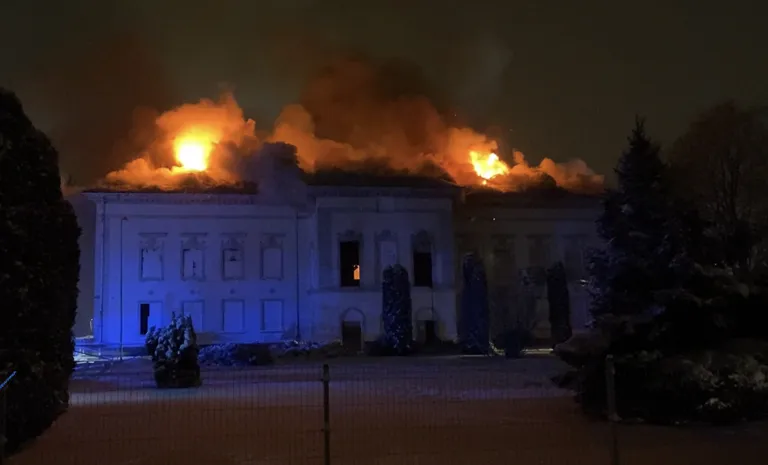 В ночь на 25 декабря на Нарвском шоссе в Йыхви снова горело здание, где раньше располагались Дом культуры и суд.