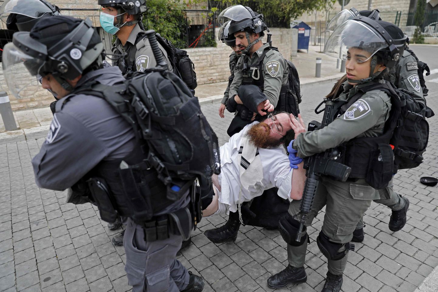 Iisraeli korrakaitsjad vahistamas ultraortodoksset juuti pärast sünagoogi sulgemist Jeruusalemma Mea Shearimi linnaosas.