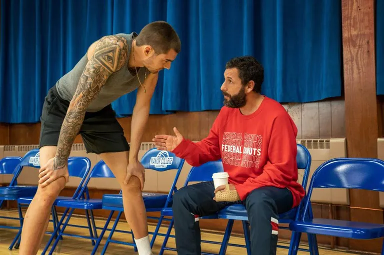 Noore ja andeka sportlase teekonnal spordimaailma tippu saadab teda NBA värbaja (Adam Sandler) filmis «Hustle».