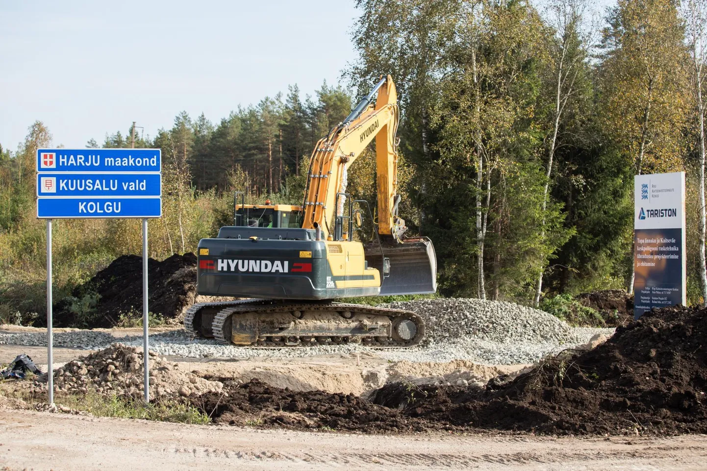 Keskpolügooni ümbrusesse on ka varem uusi teid ehitatud. Tapa linnast viib sinna hiljuti spetsiaalselt militaartehnika jaoks ehitatud tee.