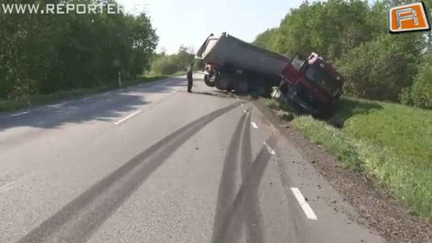Viluvere ja Kergu vahelisel teel paiskus teelt välja veoauto Mercedes-Benz.