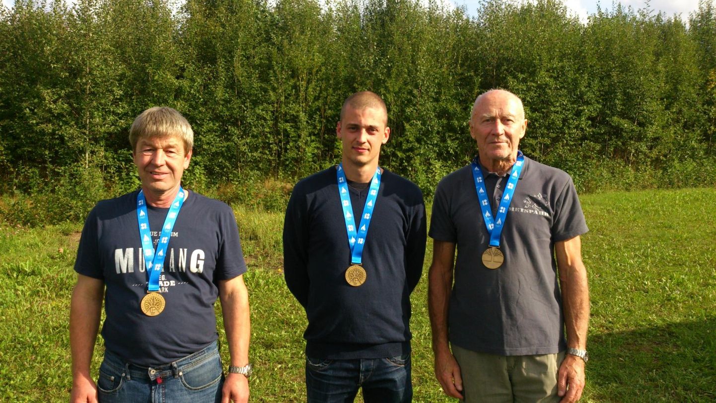 Jahilaskjad Villu Pook (vasakult), Hellar Sile ja Tiit Karp olid meistrivõistlustel edukad.