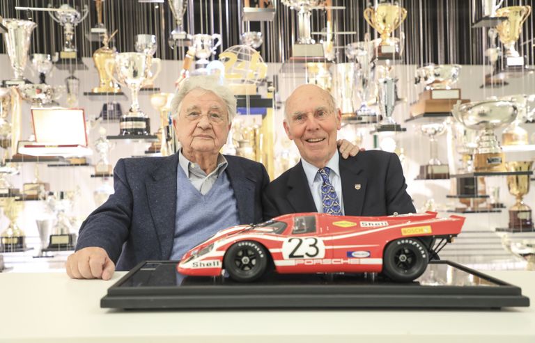 Pirmie Porsche piloti, kas uzvarēja Lemānā - Hanss Hermans un Ričards Atvuds