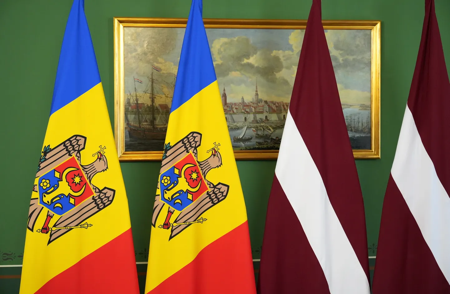 Moldovas un Latvijas karogi.