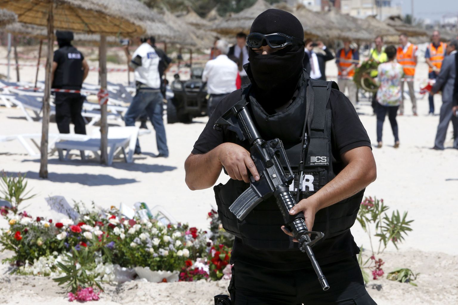 Relvastatud politsenik Tuneesias Sousse´is Imperial Marhaba hotelli rannas, kus toimus terrorirünnak