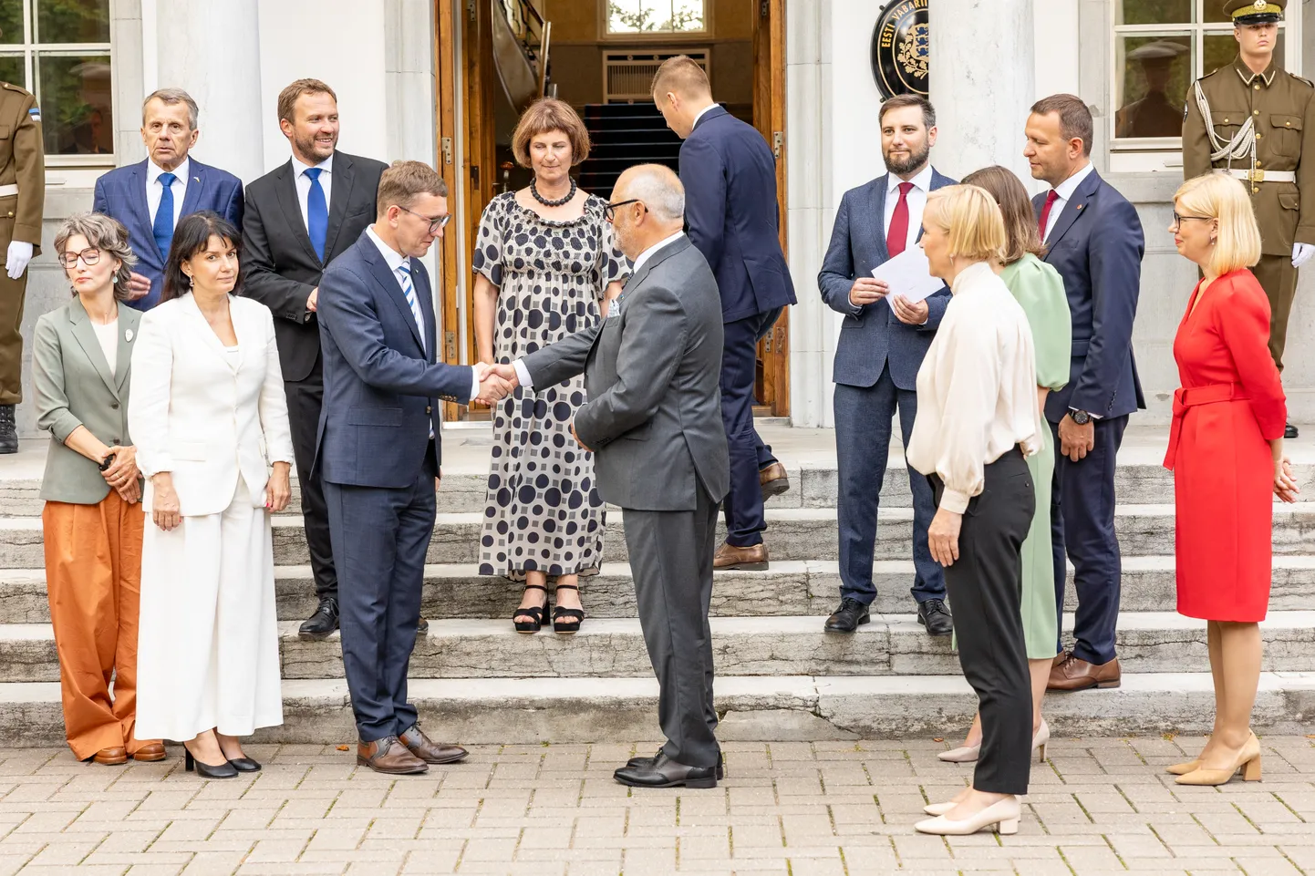 President Alar Karis Kadriorus peaminister Kristen Michali esimest valitsuskoalitsiooni ametisse nimetamas.