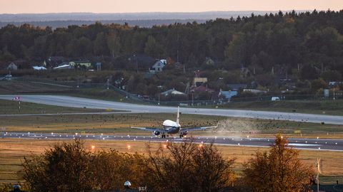 Kontrabandas balonu dēļ naktī trīs lidmašīnas no Viļņas novirzītas uz Kauņu un Rīgu