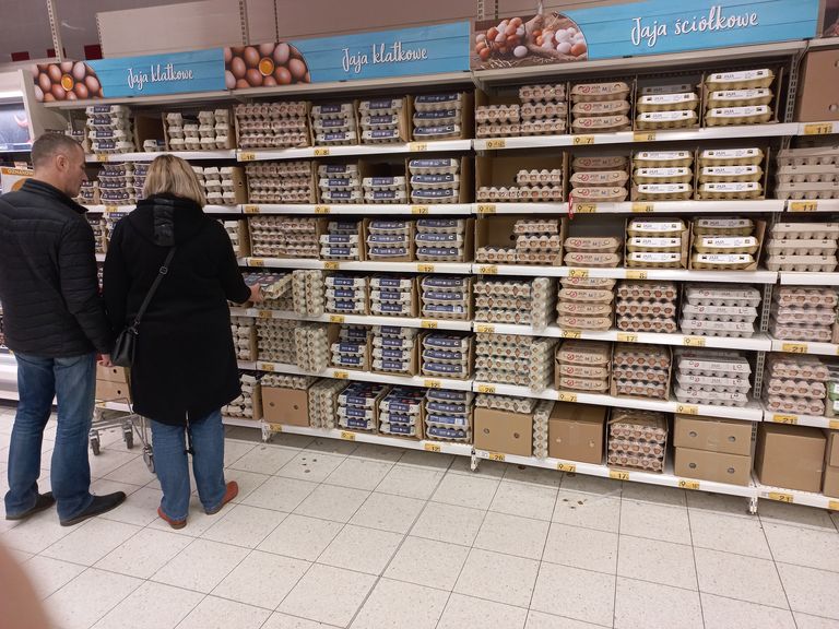 Inimesed valivad mune Bialystoki Auchanis